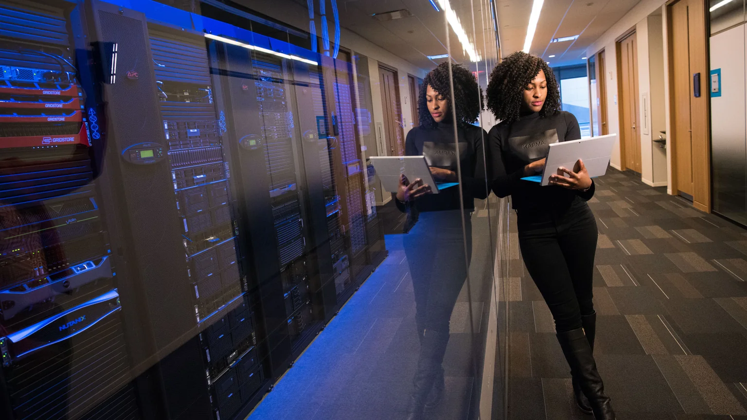 IT engineers monitoring SaaS and cloud services
